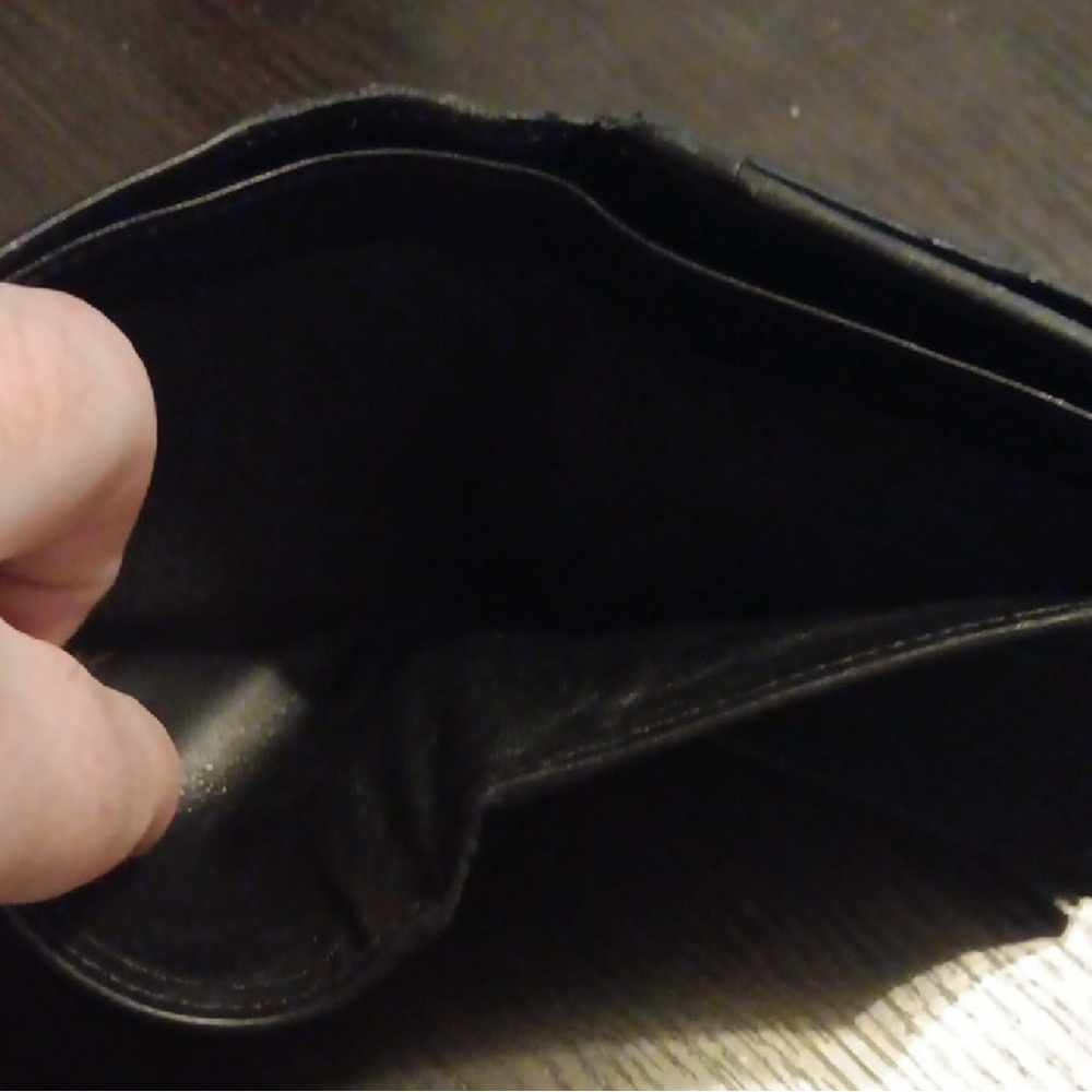 Gucci Vintage Black Leather
Unisex Wallet with Red and Green
Stitching (EUC) - Picture 9 of 14